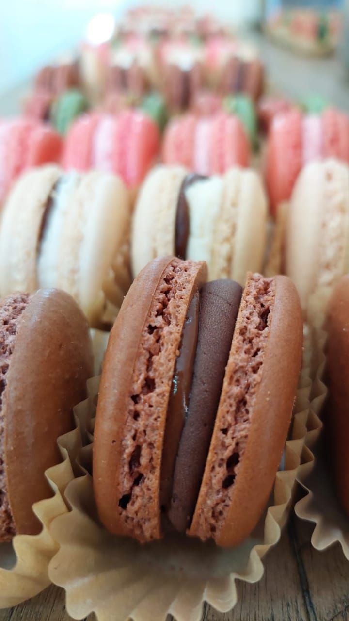 ＣＨＯＣＡＲＬＡＴ®️ Macarons 16 Piece Box Four Flavor Assortment