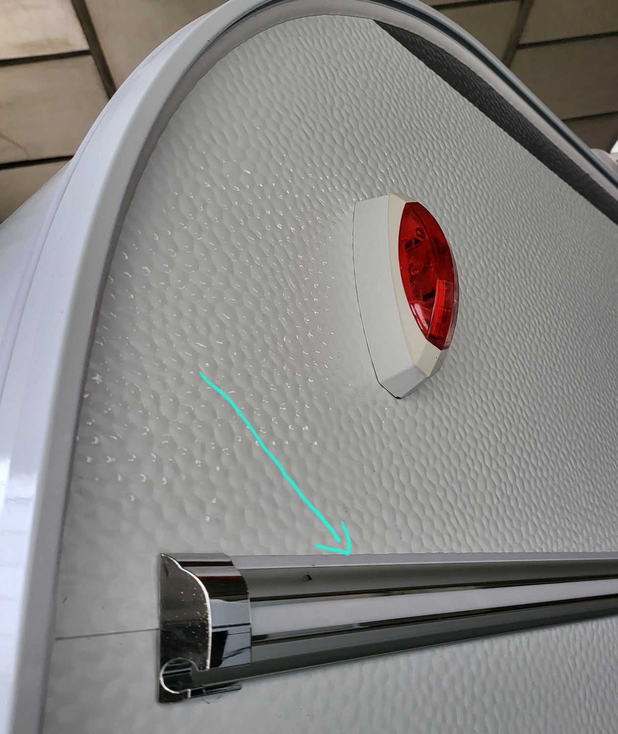 Joint au-dessus du profilé aluminium de côté, en haut à l'extérieur.  Vendu par 7 mètres pour un côté de la caravane. 