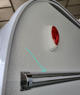 Joint au-dessus du profilé aluminium de côté, en haut à l'extérieur.  Vendu par 7 mètres pour un côté de la caravane. 
