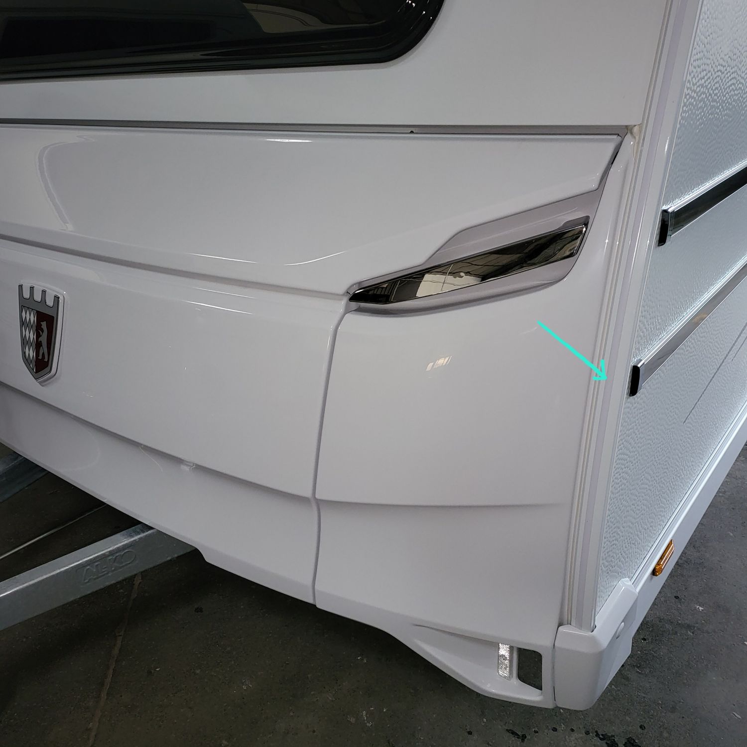 Joint de contour ( bande de remplissage ) vendu par 12 mètres pour un côté de la caravane. 