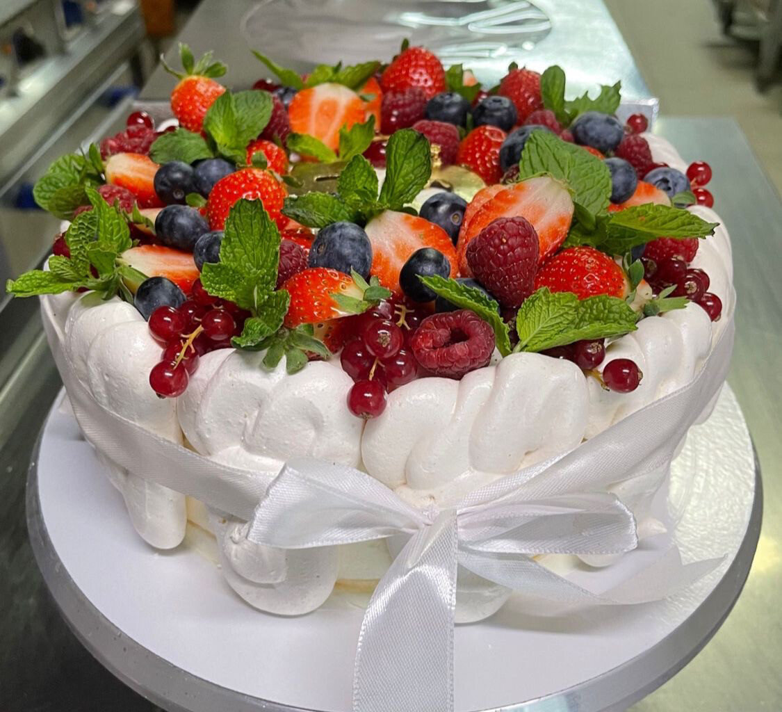 Меренговый торт с клубникой