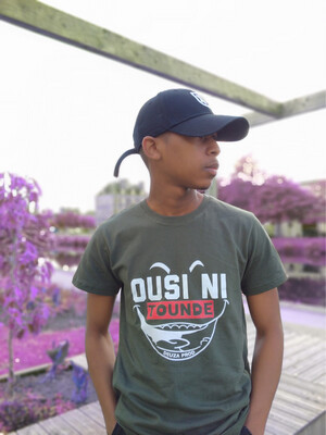 Tee-shirt kaki ousi ni tounde