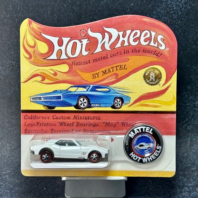 Hot Wheels 2018 50th Anniversary ENAMEL WHITE CUSTOM CAMARO TRIBUTE ~ w/Protector &amp; Metal Button