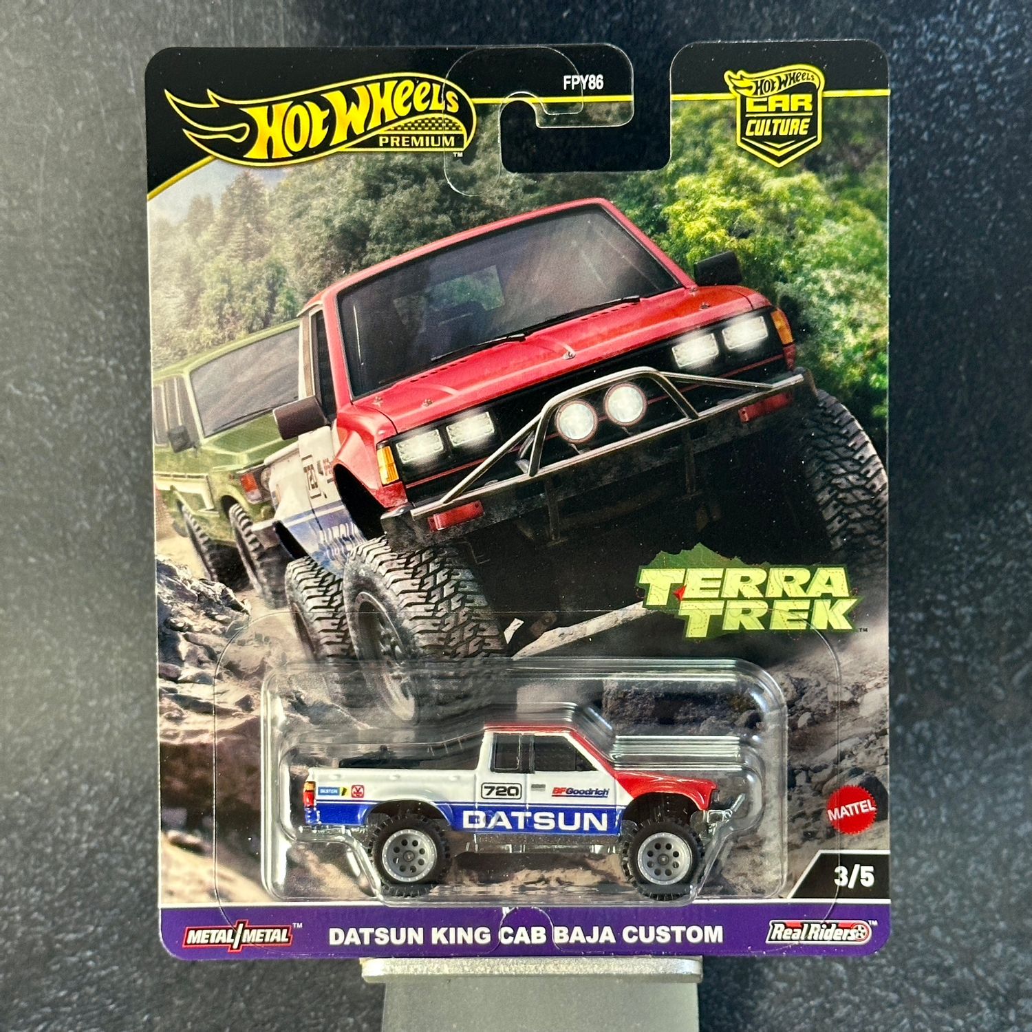 Hot Wheels 2018 50th Anniversary ENAMEL WHITE CUSTOM CAMARO TRIBUTE ~ w/Protector &amp; Metal Button