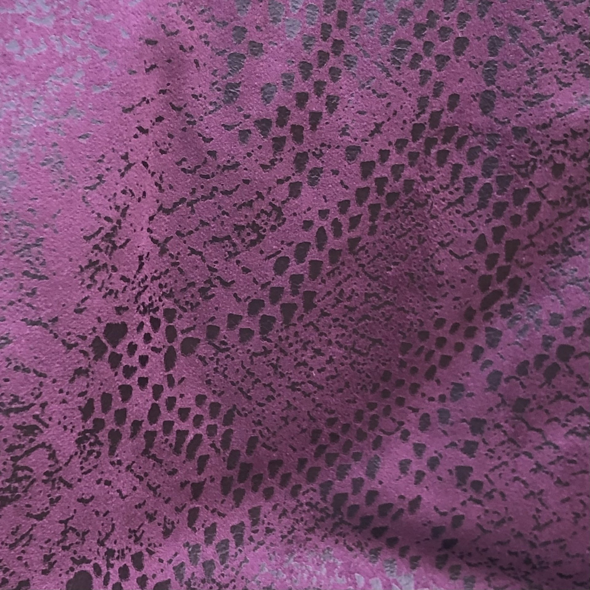 #64 Stokke newborn hoes, Aubergine zwart suede look slangenprint. Ook voor Kidsmill up.