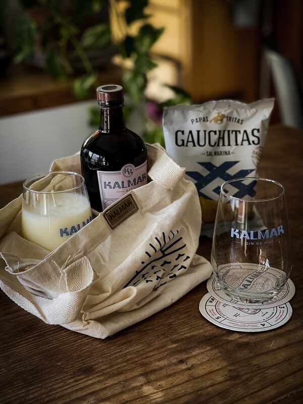 Kit Kalmar Hibiscus - Botella de Kalmar Gin Hibiscus + Bolsa Reciclable + Vaso + Vela + Posa vasos + Papas Gauchitas