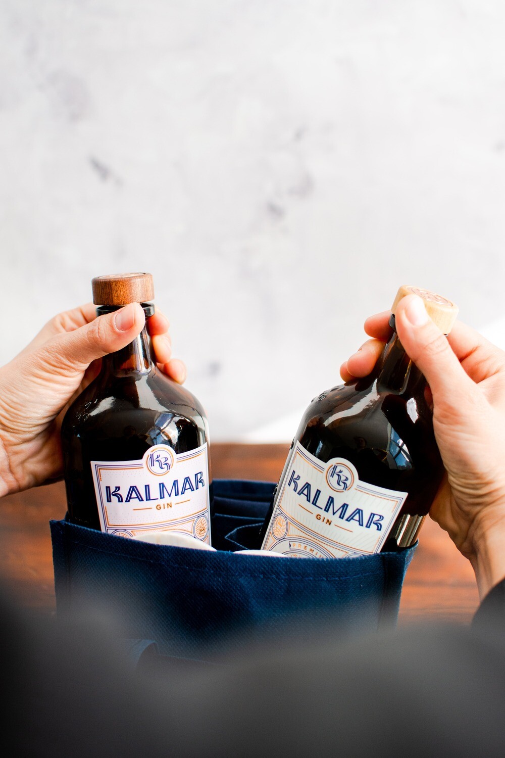 Kit Kalmar Mate &amp; Hibiscus (Incluye Remera Kalmar, Posavasos Sustentables, dos botellas Kalmar Mate &amp; Hibiscus y bolsa divisible por 2 unidades)