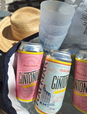 COOLER KALMAR + 2 LATAS MATE + 2 LATAS HIBISCUS + 2 LATAS LONDON + 6 VASOS REUTILIZABLES KALMAR