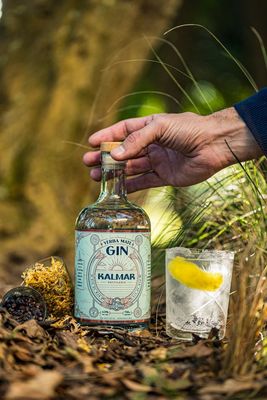 Combo 2 Botellas Gin Kalmar Yerba Mate 750 ml + 2 Copones Gin Kalmar - Medalla de Plata ISC 2022 - Medalla de Oro en NYISC