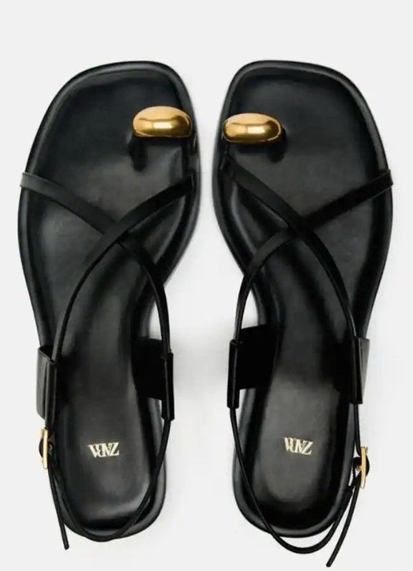 Zar Strapped Sandal Black