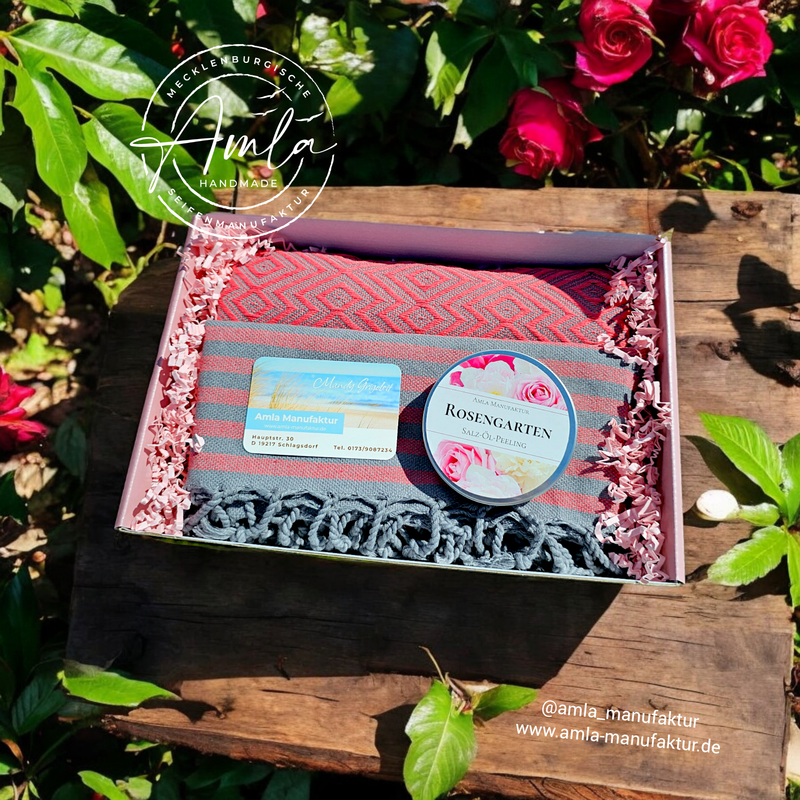 Wellness Box rosa mit pfirsichroten Saunatuch / Hamamtuch und Rosen Peeling Wellness Box rosa mit pfirsichroten Saunatuch / Hamamtuch und Rosen Peeling