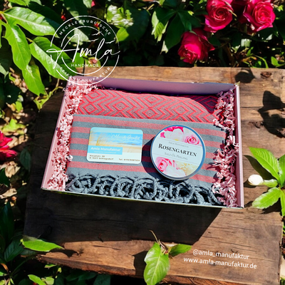 Wellness Geschenkset pfirsichrot mit Saunatuch / Hamamtuch und Rosen Peeling