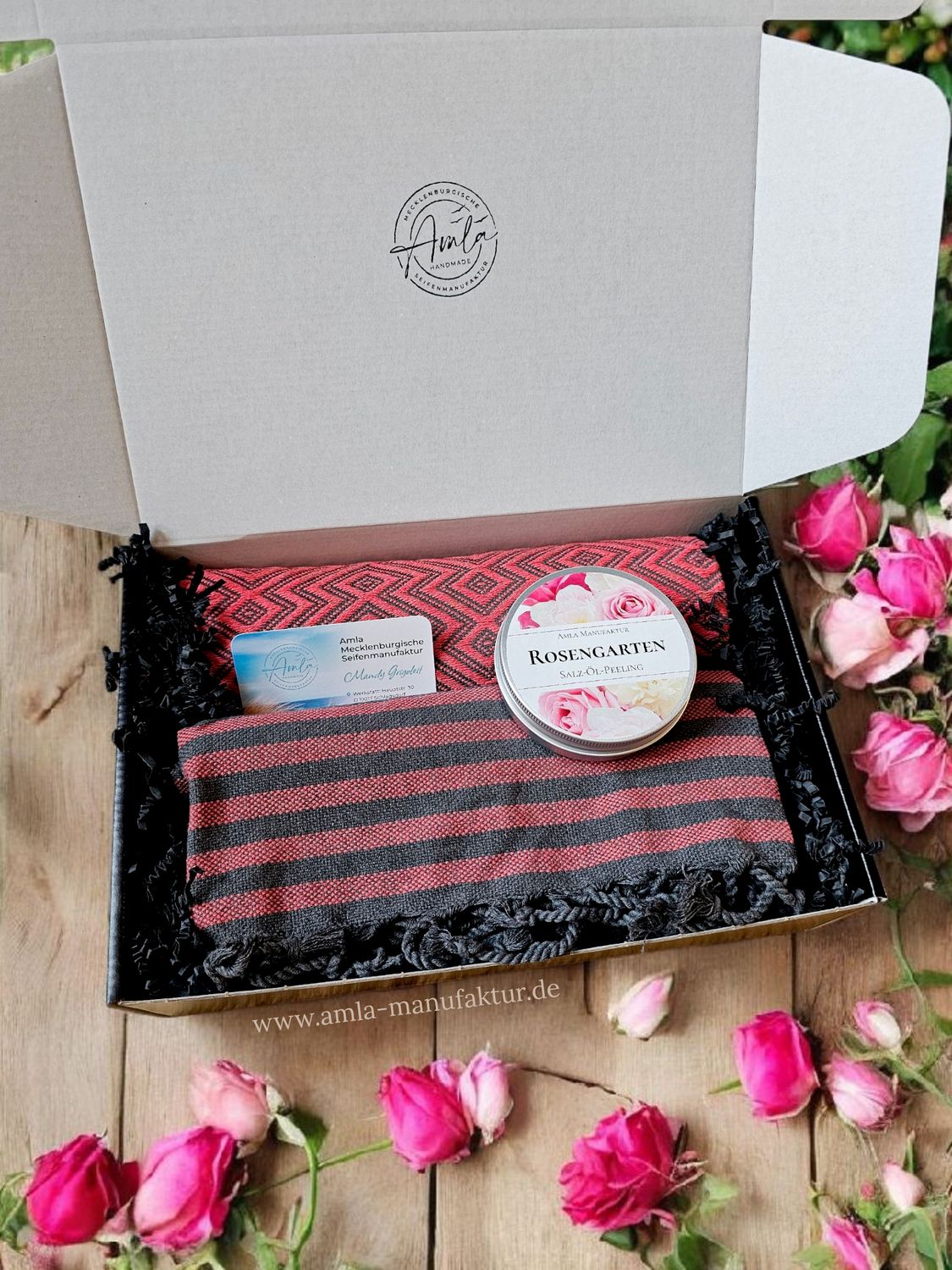 Wellness Box Black Geschenkset pfirsichrot mit Saunatuch / Hamamtuch und Rosen Peeling