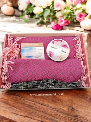 Wellness Geschenkset Pink mit Saunatuch und Peeling.