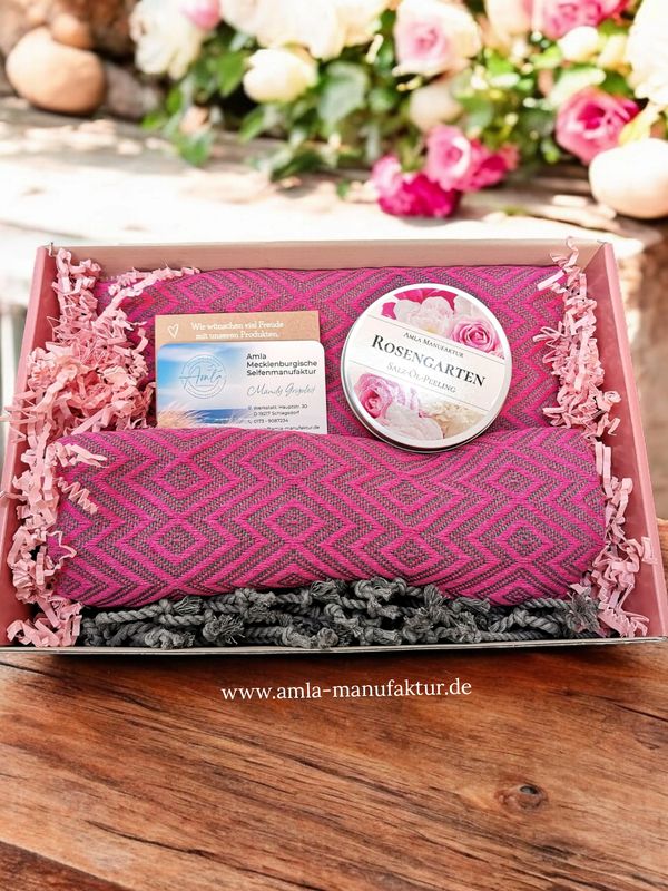 Wellness Geschenkset Pink mit Saunatuch und Peeling.