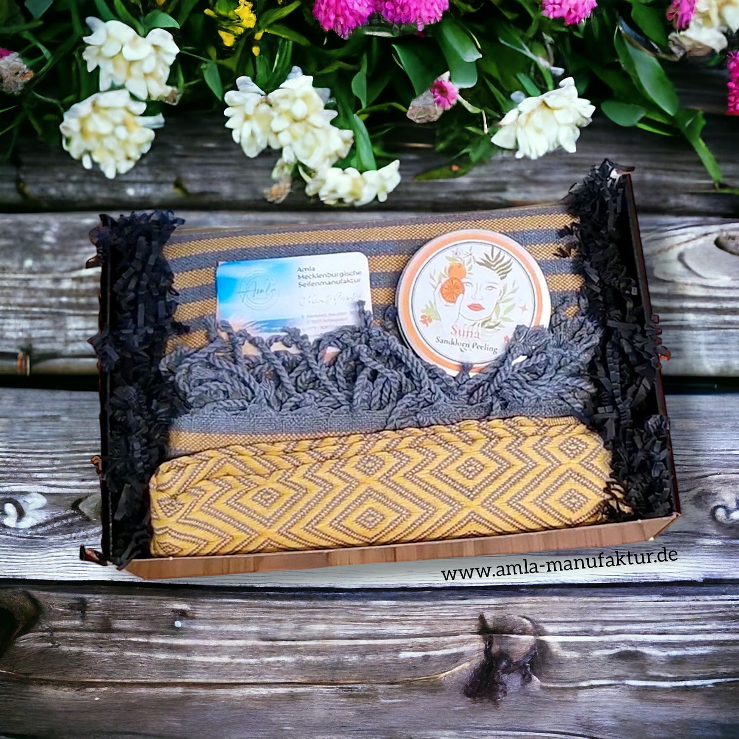 Wellness Geschenkset Safran mit Saunatuch und Sanddorn Peeling.