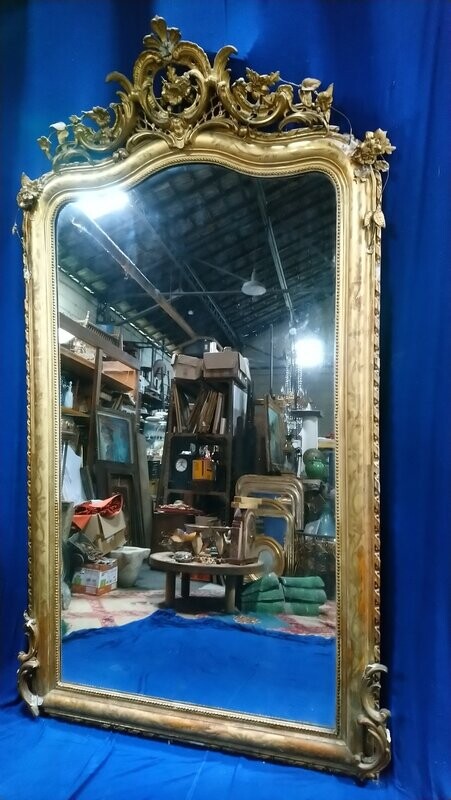 Miroir bois et stuc doré a la feuille d'or