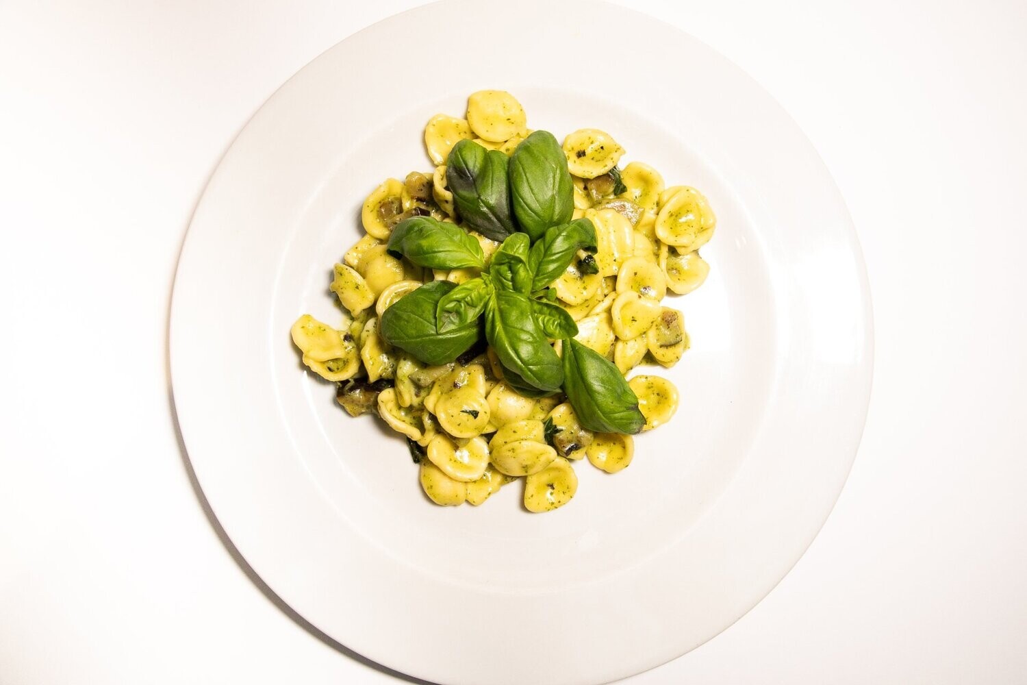 Orecchiette con melanzane, pesto e mozzarella di bufala