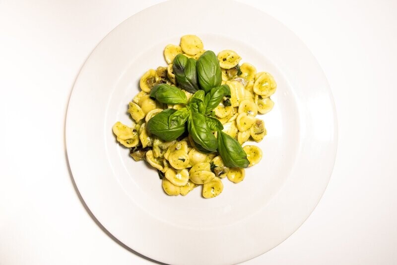 Orecchiette con melanzane, pesto e mozzarella di bufala