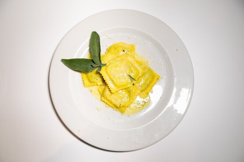 Ravioli di ricotta e spinaci al burro e salvia