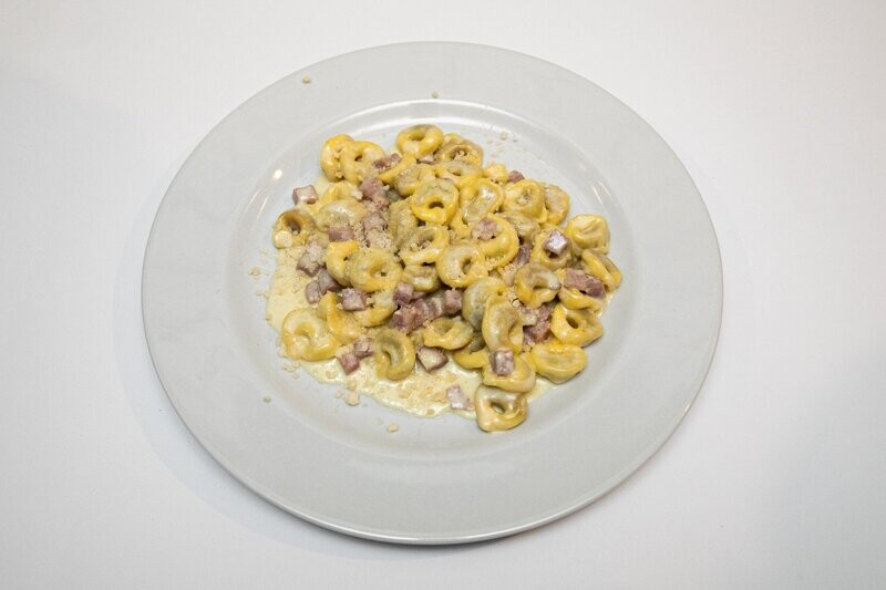 Tortellini con panna e prosciutto