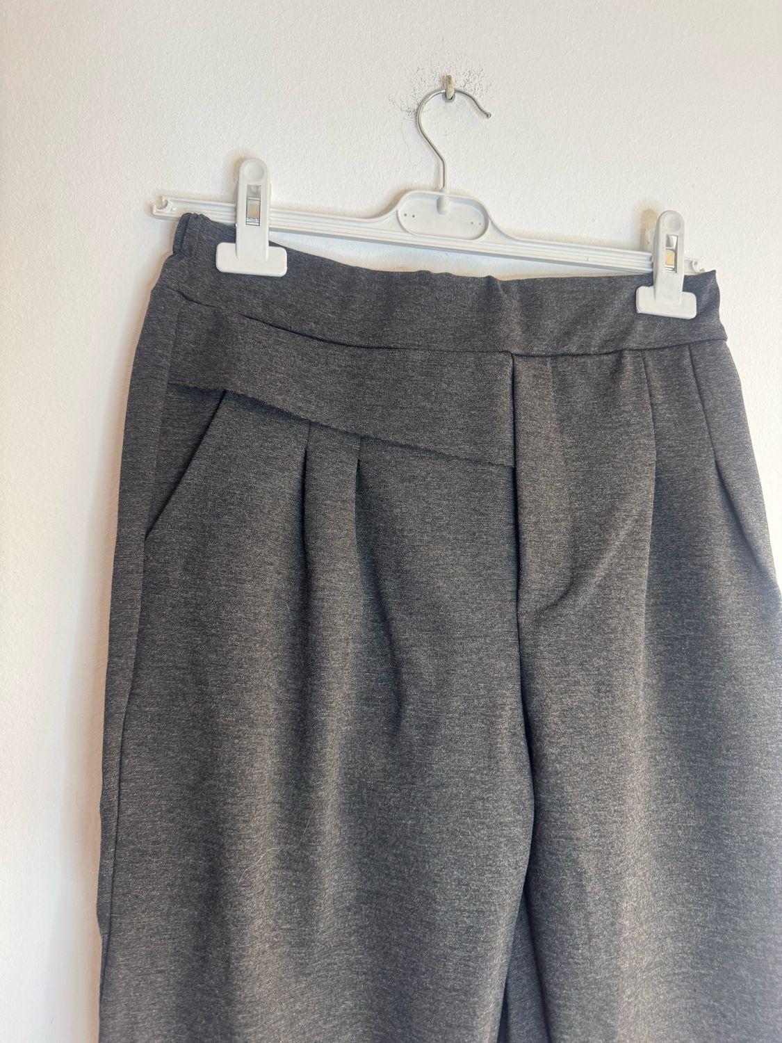 Pantalón detalle frontal