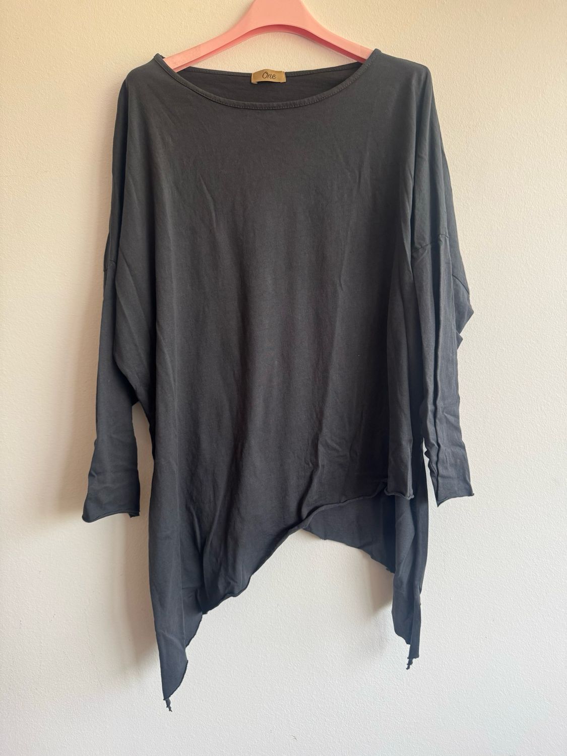 Camiseta gris asimétrica 