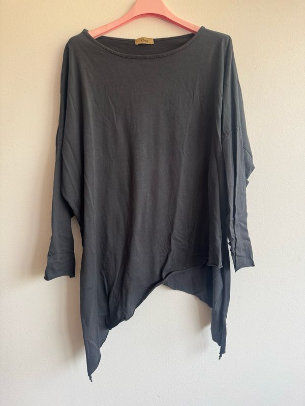 Camiseta gris asimétrica 