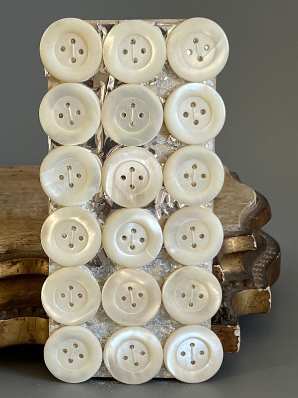 Early 20thc 18 x Mother of Pearl Buttons on Original Card 2.2cm Diameter