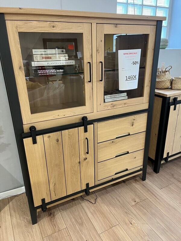 Vitrine basse, 2 portes en verre, 1 porte coulissante, 3 tiroirs Vitrine basse, 2 portes en verre, 1 porte coulissante, 3 tiroirs
