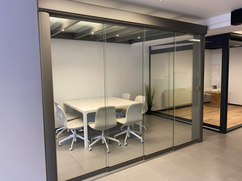 Licht Hellend Glasdak met geïntegreerde rail (geen rail zichtbaar) en dimbare ledverlichting Breedte 3m x Diepte 2m50 Kleur RAL 7039 Structuur incl. glazen schuifpanelen