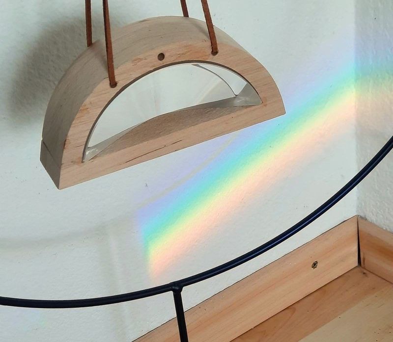 RegenbogenPrisma mit Holzrahmen und Lederschnur RegenbogenPrisma mit Holzrahmen und Lederschnur