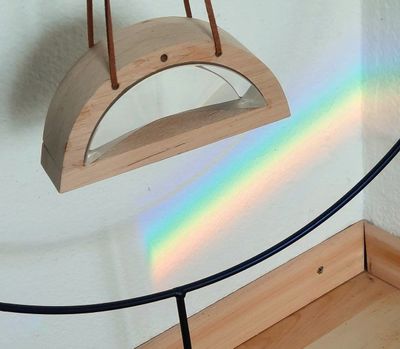 RegenbogenPrisma mit Holzrahmen und Lederschnur RegenbogenPrisma mit Holzrahmen und Lederschnur