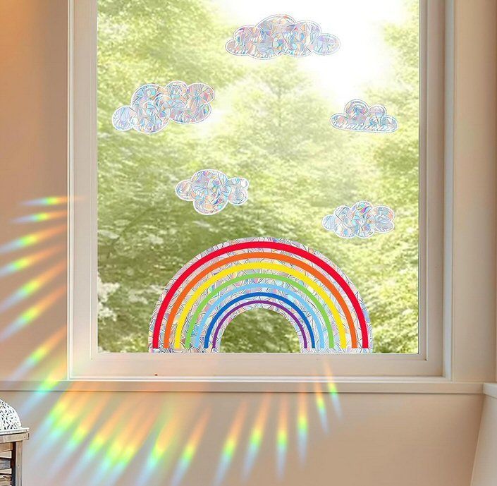 Regenbogen-Fensterdeko mit Wolken