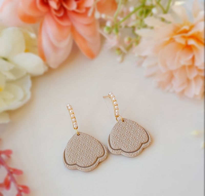 Pearly Ruffle Dangles - Sand