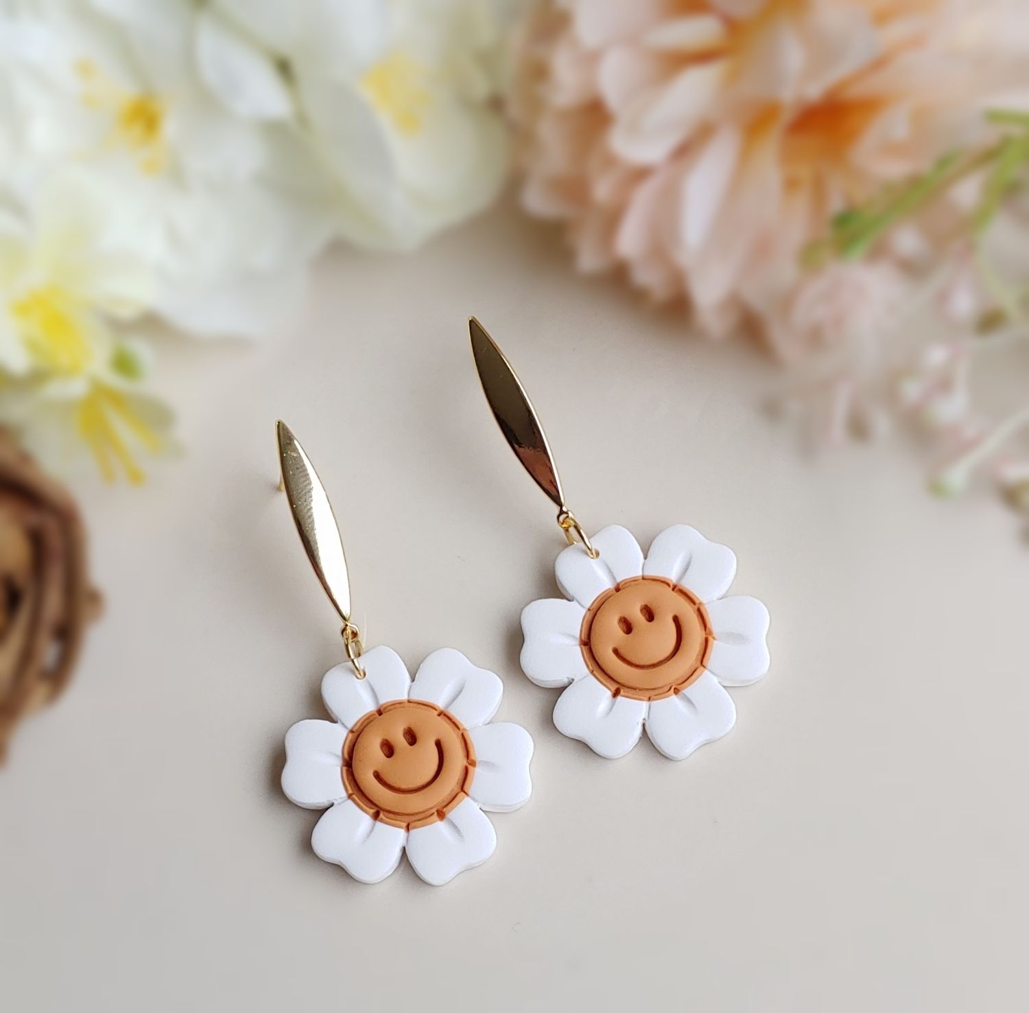Smiley Daisy Dangle - White