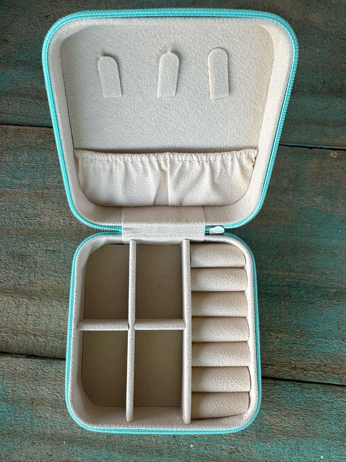 MINT TURQUOISE TOOLED TRAVEL JEWELRY CASE