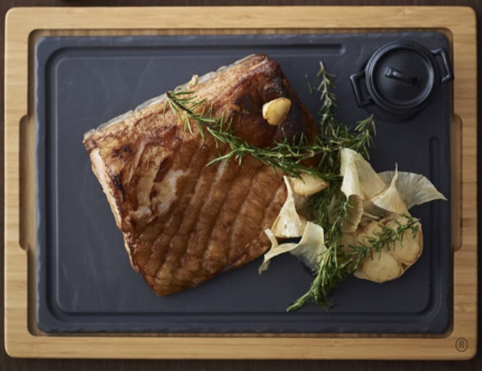 Tabla bamboo 11” x 14-3/4” con plato porcelana negra 13”x9-1/2”