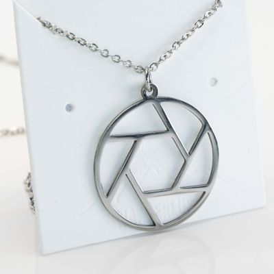 Metal Aperture Camera Necklace | Silver