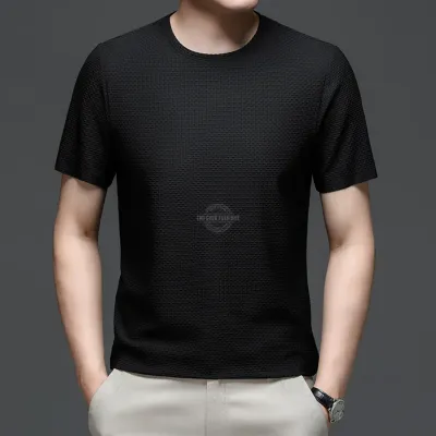 Men&#39;s black textured lightweight t-shirt