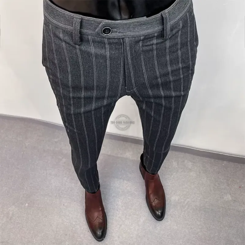 Men&#39;s dark gray striped chino pants


