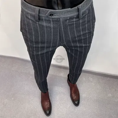 Men&#39;s dark gray striped chino pants

