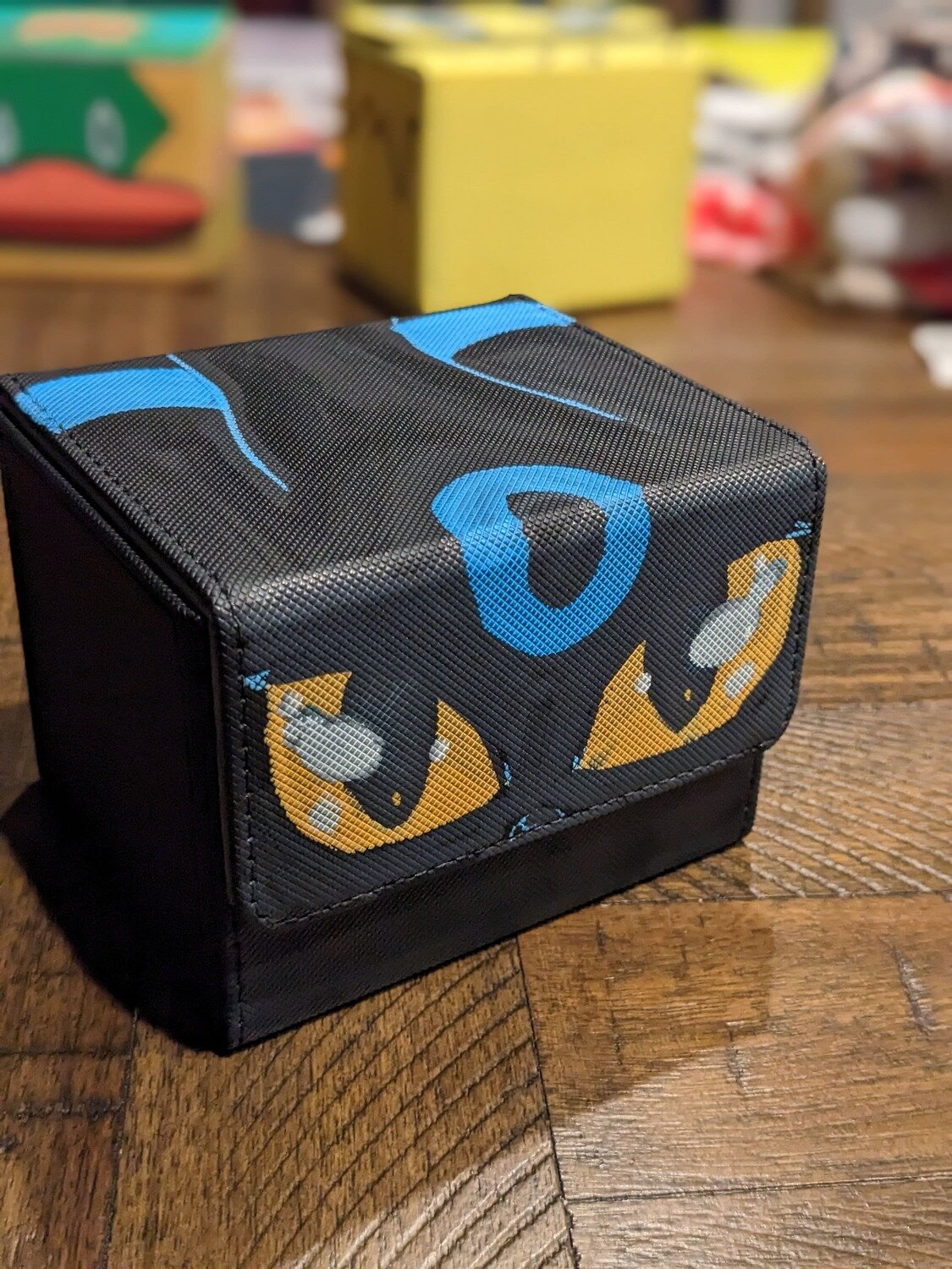 Custom synthetic leather premium magnetic deck 80 card deckbox Shiny Umbreon handpainted TCG Box Trading Card Game Pokemon Vanguard Magic