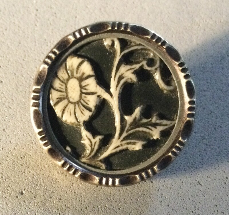 Floral Ivoroid Medium size