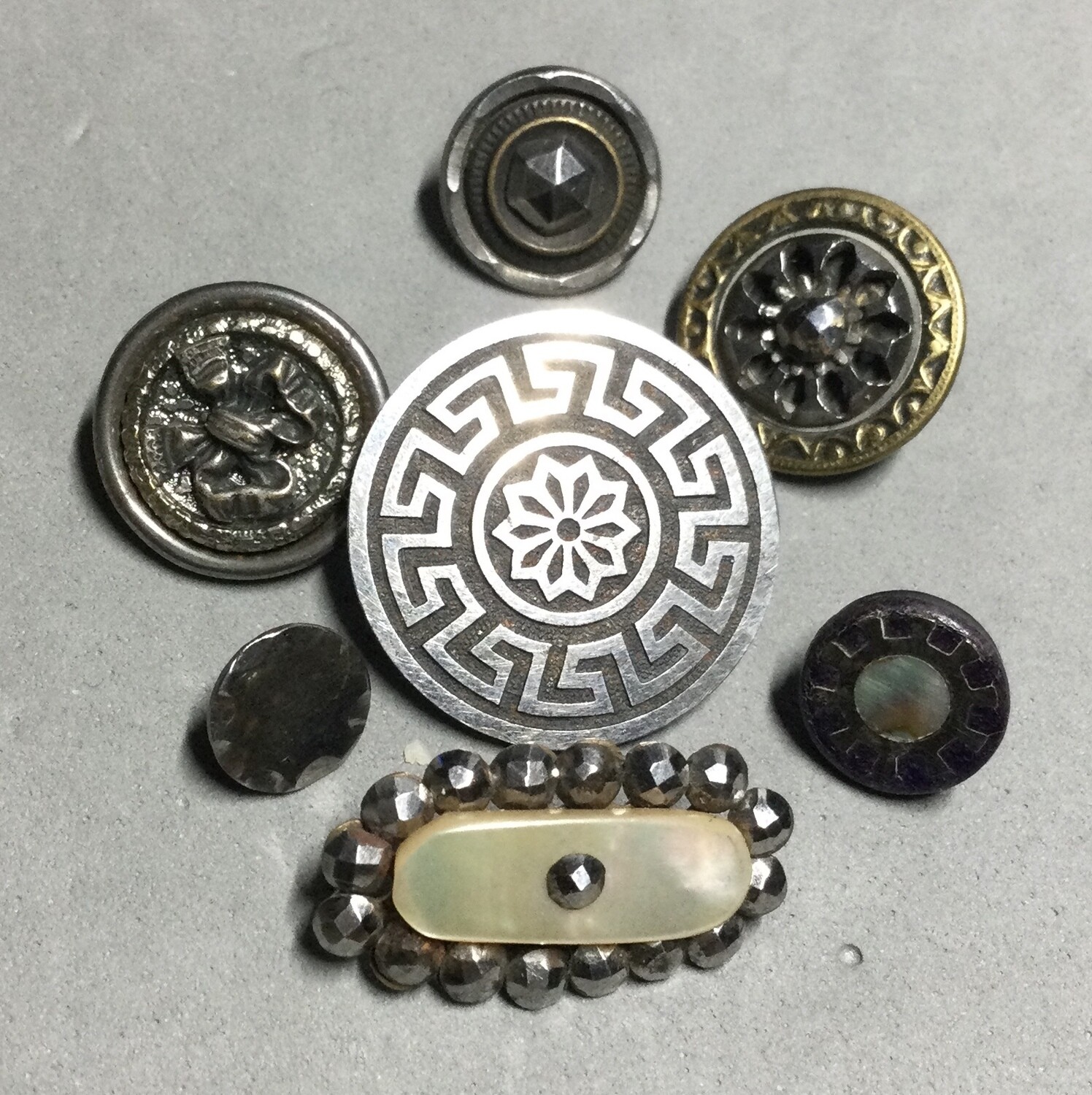 7 BUTTONS WITH STEEL, including DIMI