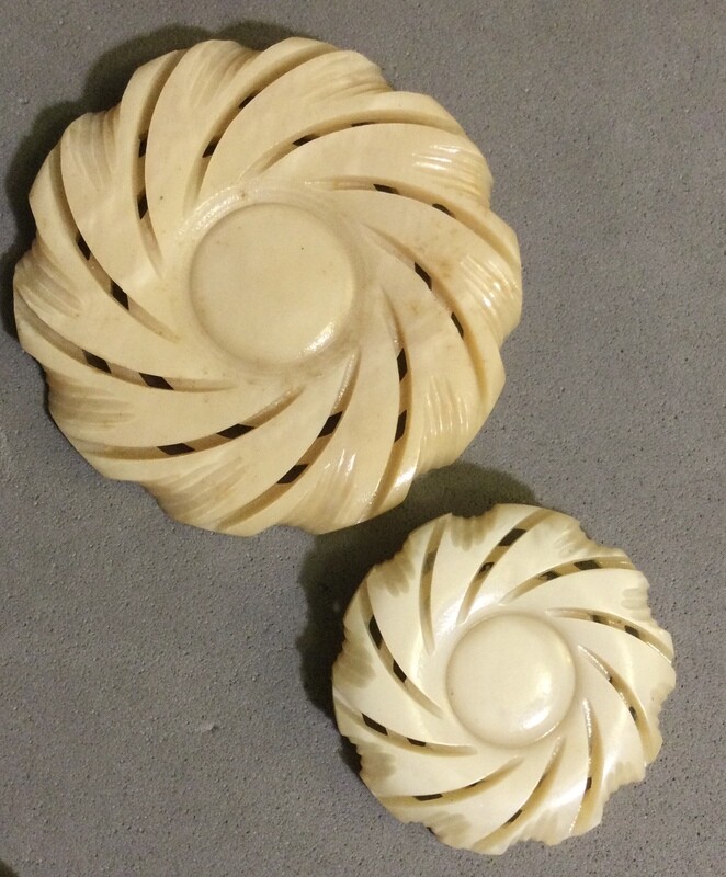 THREE PAIRS OF MOTHER/DAUGHTER BUTTONS