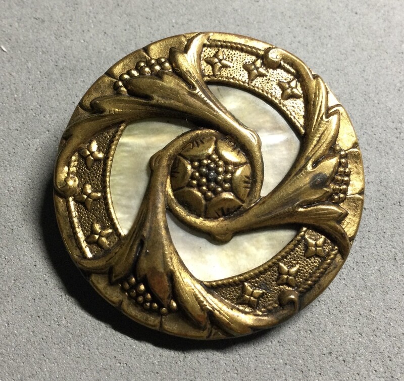 SHELL SET IN TRIAD FLORAL BRASS