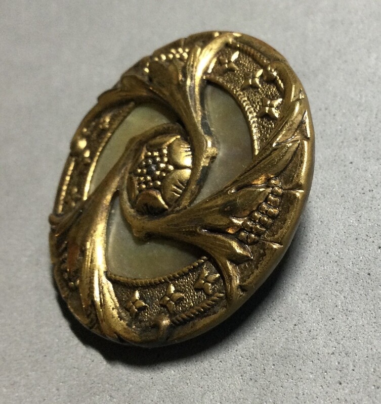 SHELL SET IN TRIAD FLORAL BRASS