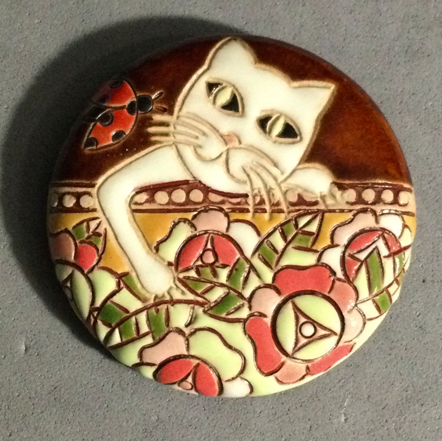 GOLEM DESIGN STUDIO CAT REACHING OVER WALL