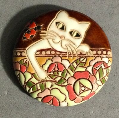 GOLEM DESIGN STUDIO CAT REACHING OVER WALL